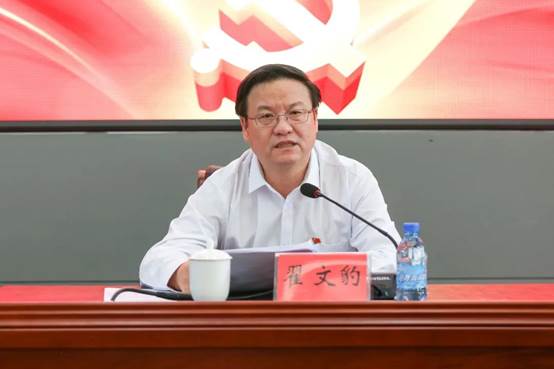 电视屏幕上的男人描述已自动生成 电视屏幕上的男人描述已自动生成