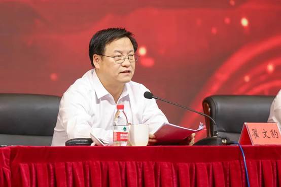 图片包含 室内, 人, 男人, 椅子描述已自动生成 图片包含 室内, 人, 男人, 椅子描述已自动生成