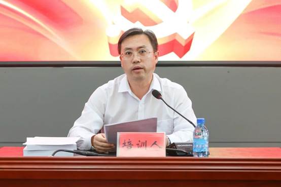 电视屏幕上的男人描述已自动生成 电视屏幕上的男人描述已自动生成