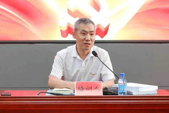 电视屏幕上的男人描述已自动生成 电视屏幕上的男人描述已自动生成