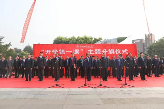 一群人站在一起描述已自动生成 一群人站在一起描述已自动生成
