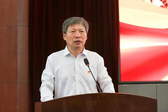 图片包含 人, 室内, 桌子, 男人描述已自动生成 图片包含 人, 室内, 桌子, 男人描述已自动生成