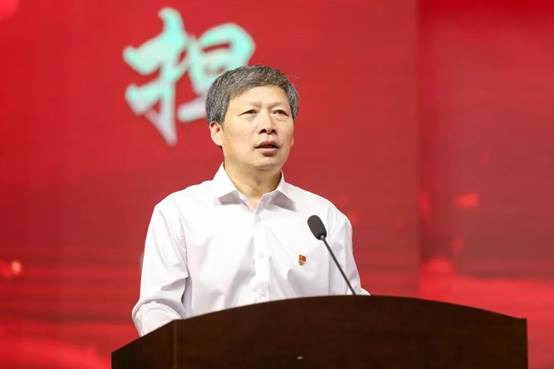图片包含 人, 室内, 男人, 前描述已自动生成 图片包含 人, 室内, 男人, 前描述已自动生成
