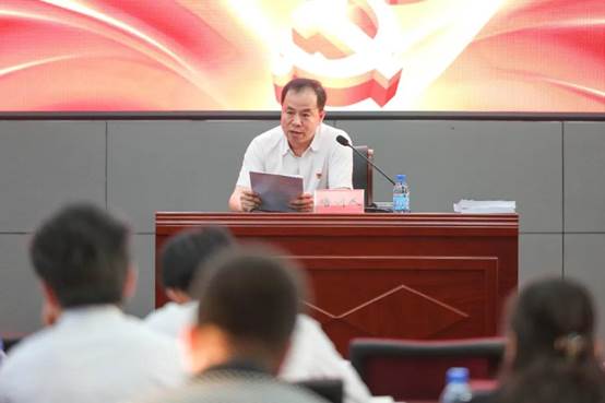 图片包含 人, 室内, 男人, 前描述已自动生成 图片包含 人, 室内, 男人, 前描述已自动生成