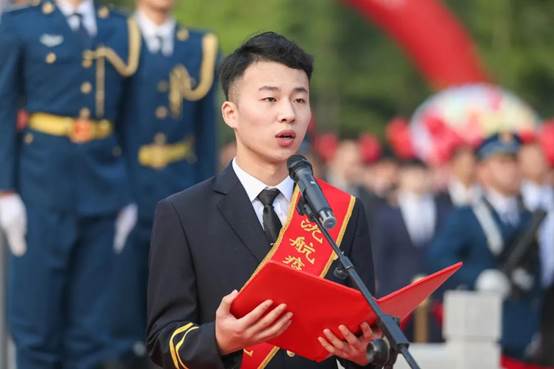 穿着西装笔挺的男子正在演讲描述已自动生成 穿着西装笔挺的男子正在演讲描述已自动生成