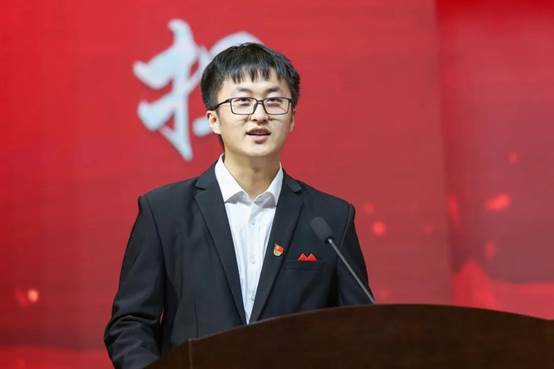 穿着西装的男人描述已自动生成 穿着西装的男人描述已自动生成